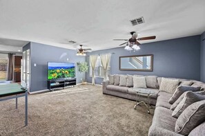 TV, fireplace, video games, offices - Huge Home near Family Water Park- Fully Stocked (Temple)