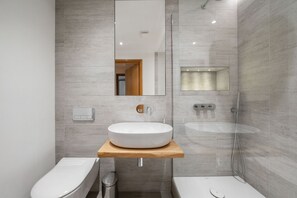 Hair dryer, towels - Central and Elegant City Apt with Balcony (Greater London)