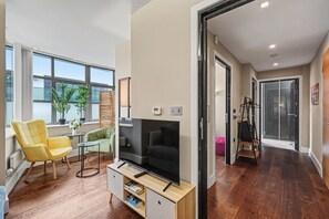 TV, offices - Stylish and Central City Apt with 2 Bathrooms (Greater London)