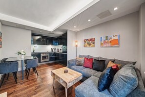 TV, offices - Stylish and Central City Apt with 2 Bathrooms (Greater London)