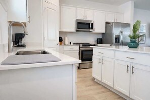 Fridge, microwave, oven, stovetop - Modern Home | Downtown, Nature Trails, Kalahari (Round Rock)