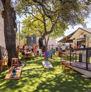 Outdoor dining - Modern Home | Downtown, Nature Trails, Kalahari (Round Rock)