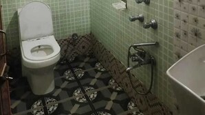Ein Badezimmer mit Toilette, Dusche und einem Fenster.