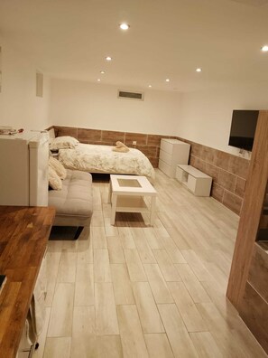 Room - Vrbo Property (Tremblay-en-France)