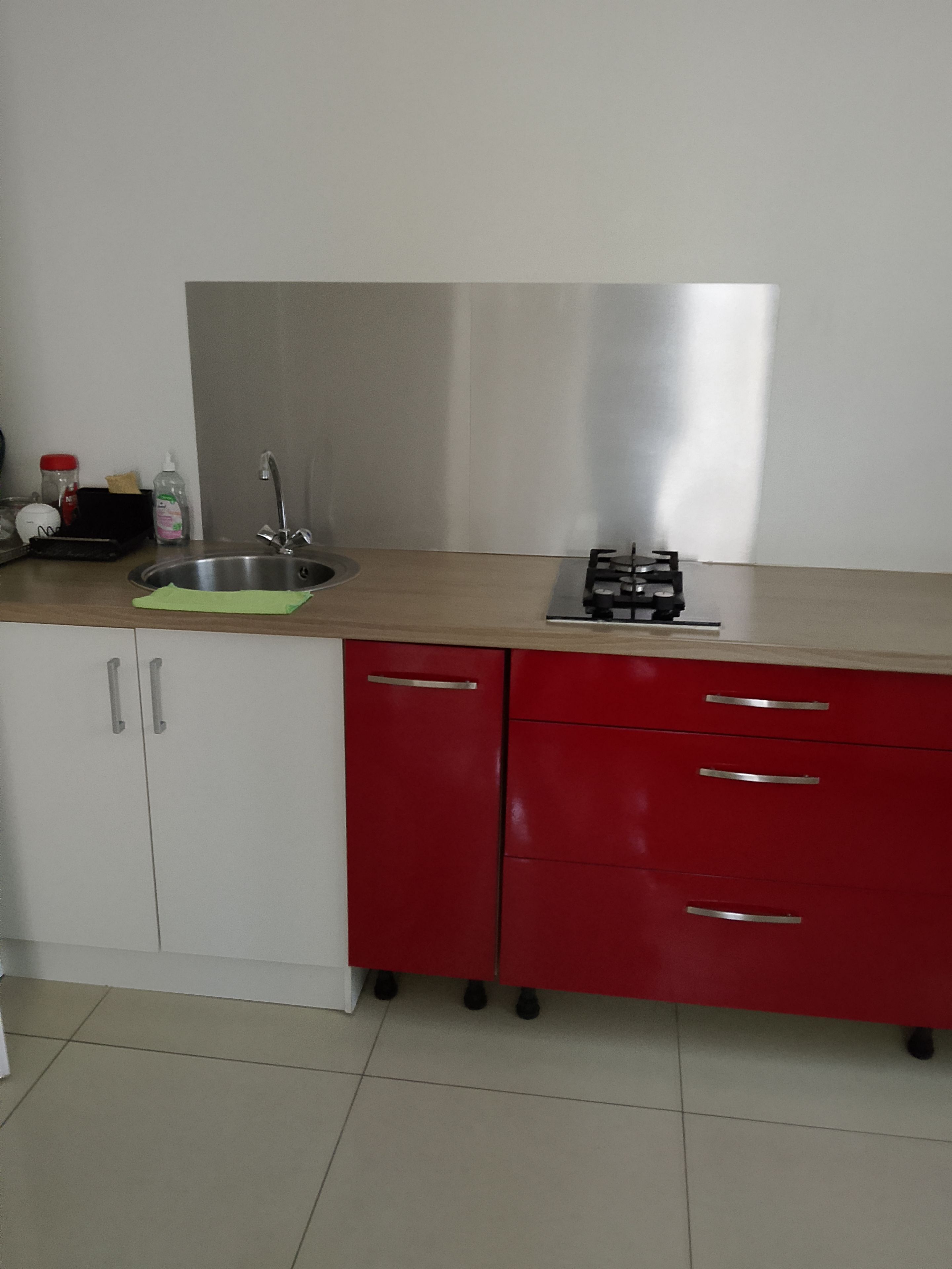 Coffee/tea maker, fridge, microwave, stovetop