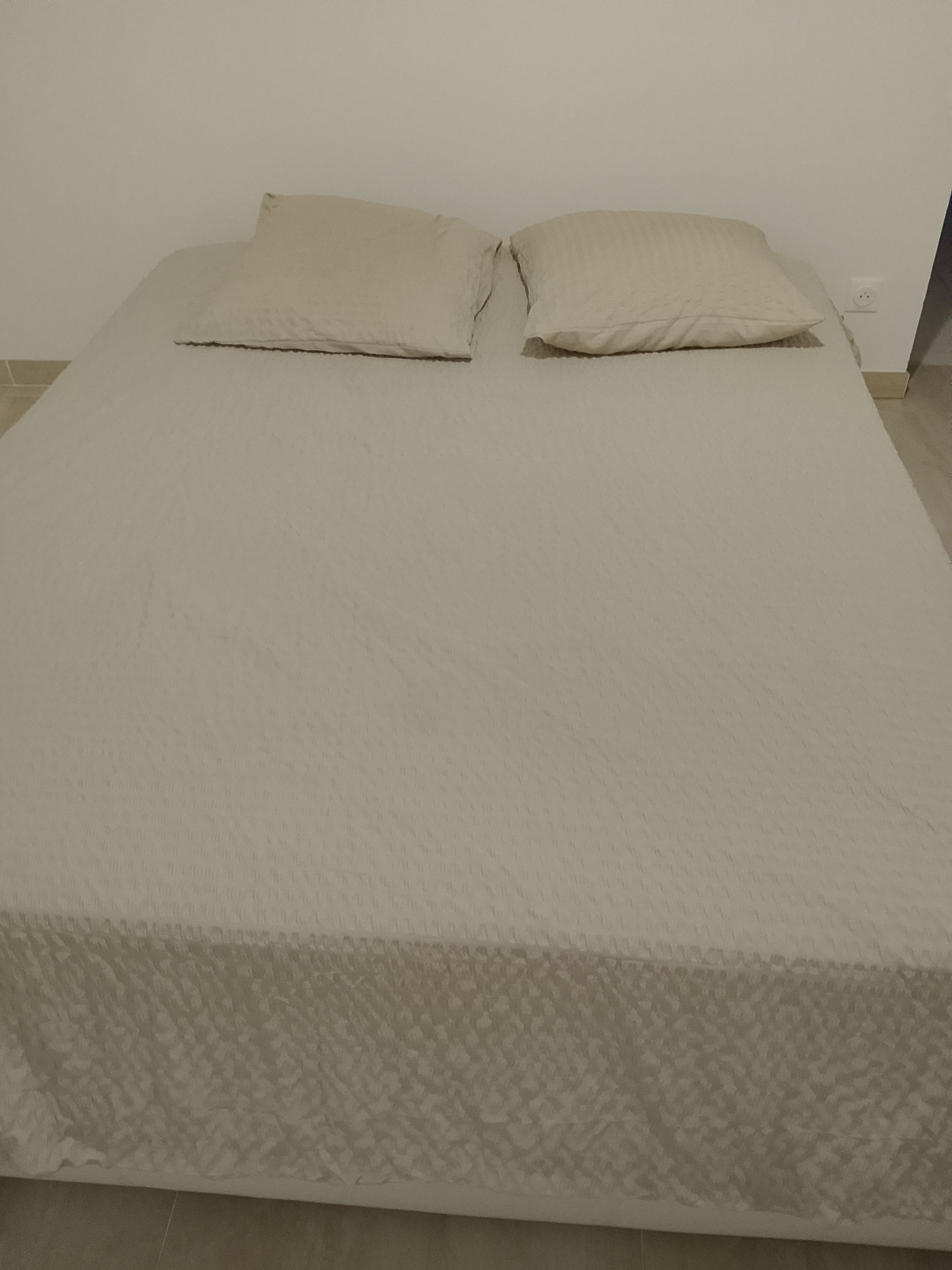 1 bedroom, desk, travel crib, WiFi (free)