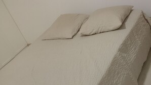 1 غرفة نوم ومكتب وسرير سفر وواي فاي مجانًا