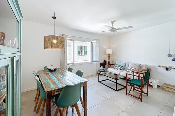 Spacious, bright dining room with air conditioning and ceiling fan.
