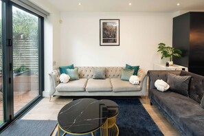 Living area - Gorgeous 3BR with 2bath in O2 | Greenwich | Parking (London)