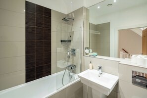 Bathroom - Gorgeous 3BR with 2bath in O2 | Greenwich | Parking (London)