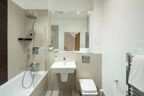 Shower, hair dryer, towels, toilet paper - Gorgeous 3BR with 2bath in O2 | Greenwich | Parking (London)