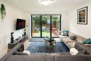 Living area - Gorgeous 3BR with 2bath in O2 | Greenwich | Parking (London)