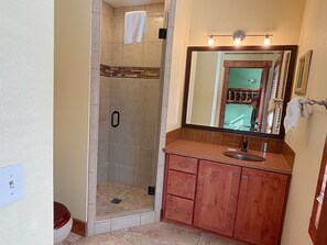 Shower, jetted bath, hair dryer, towels - NEW! Private hot tub, shared pool, walk to town (Breckenridge)