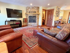 Smart TV, fireplace - NEW! Private hot tub, shared pool, walk to town (Breckenridge)