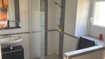 Douche, sĂšche-cheveux, savon, papier toilette
