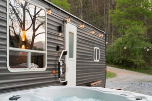 Outdoor spa tub - Riverside Retreat | Hot Tub, Fire Pit & Mountain Views (Sylva)