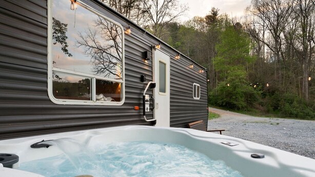 Ein Wohnmobil mit Whirlpool, Fenster und Tür.