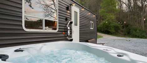 Bañera de hidromasaje al aire libre
