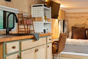 1 habitación, escritorio, tabla de planchar con plancha y wifi 