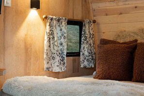 1 habitación, escritorio, tabla de planchar con plancha y wifi 