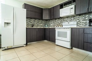 Private kitchen - La Orilla 3-bedroom for 6 in Arroyo at walking distance to the beach (arroyo)