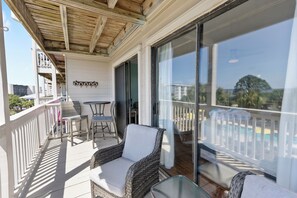 Outdoor dining - 🐾 Paws & Relax | Seagrove Beach Studio w/ Pool, Hot Tub + Balcony (Santa Rosa Beach)