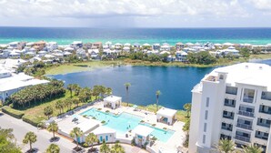 Un resort con piscina, vista a la playa y varias edificaciones.
