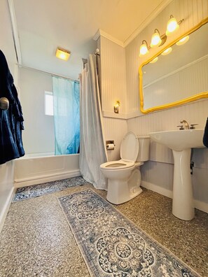 Bathroom - Peaceful Two Bedroom Cottage with Private Beach (Elberta)