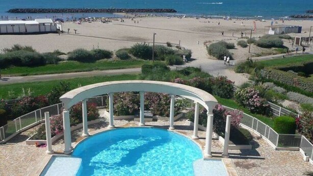 A pool with a view of the beach and ocean. - Asteria by Pom, pkg, clim, wifi (Agde)