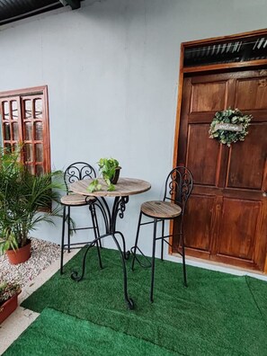 Outdoor dining - Casita Óre Maráma Pói (Del Coco Beach)