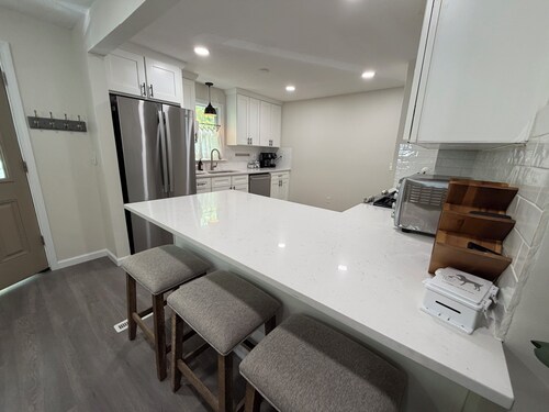 Avon Lake 4BR Cozy Comfort MCM Design right next to Park for relaxing stays!