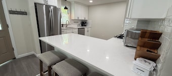 Avon Lake 4BR Cozy Comfort MCM Design right next to Park for relaxing stays!