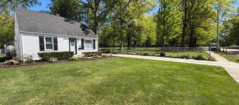 Avon Lake 3-bedroom house next to Inwood Park for relaxing stays