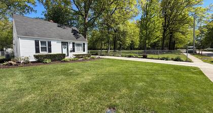 Avon Lake 3-bedroom house next to Inwood Park for relaxing stays
