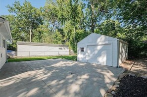 Property grounds - Avon Lake 3-bedroom house next to Inwood Park for relaxing stays (Avon Lake)