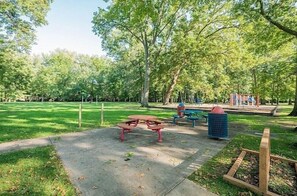 Outdoor dining - Avon Lake 3-bedroom house next to Inwood Park for relaxing stays (Avon Lake)