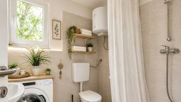 Apartamento (First Floor) | Baño | Ducha y toallas