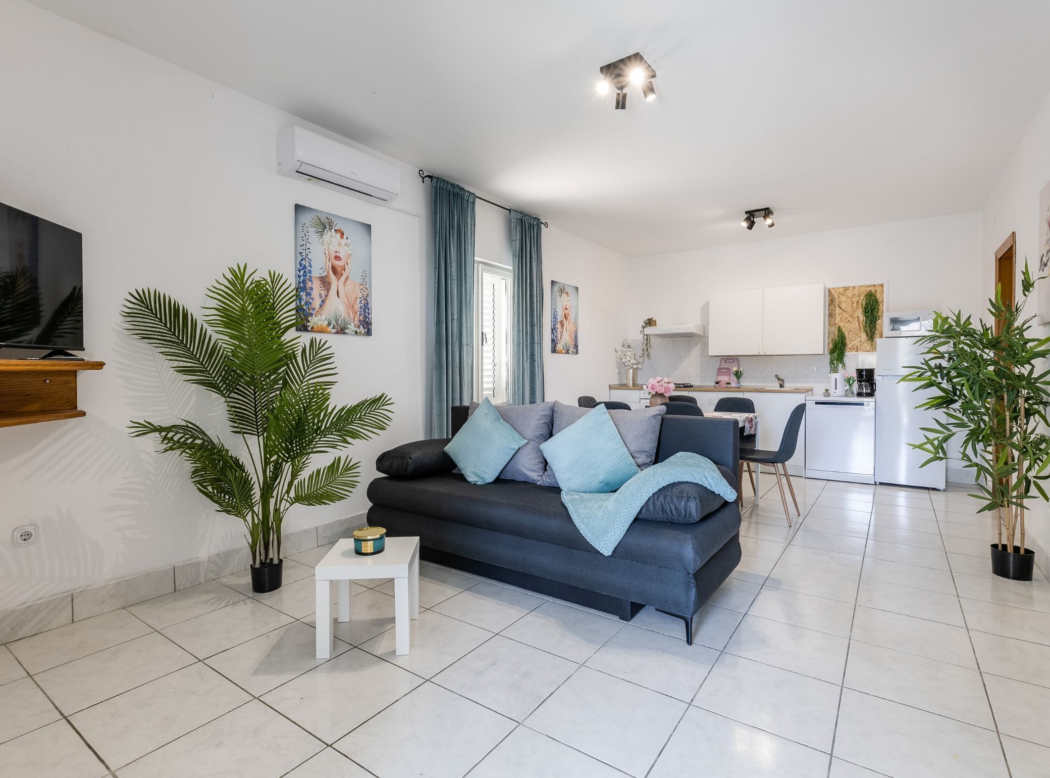Apartment (ground floor) | Living room | 32-inch flat-screen TV with satellite channels