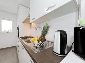 Apartment (First Floor) | Eigene Küche