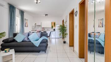 Apartment (ground floor) | Living room | 32-inch flat-screen TV with satellite channels