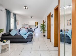 公寓 (ground floor) | 客廳 | 32-吋平面電視，提供衛星頻道