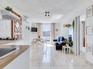 A modern apartment with a kitchen, dining area, and living room. - Apartments Villa Mavi, Novalja (Novalja)