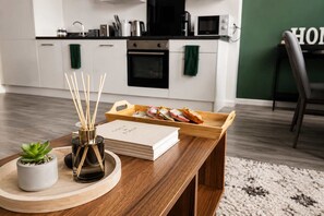 Fridge, microwave, oven, stovetop - 2BR Salford | Manchester | Sleeps 6 | Free Parking (Manchester)