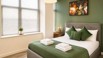 Desk, iron/ironing board, WiFi, bed sheets