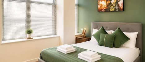 Desk, iron/ironing board, WiFi, bed sheets