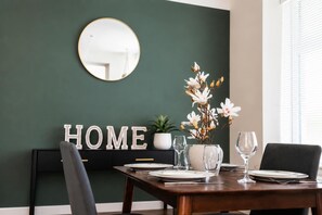 Dining - 2BR Salford | Manchester | Sleeps 6 | Free Parking (Manchester)