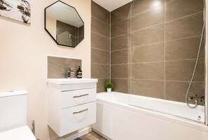 Shower, hair dryer, towels, shampoo - 2BR Salford | Manchester | Sleeps 6 | Free Parking (Manchester)