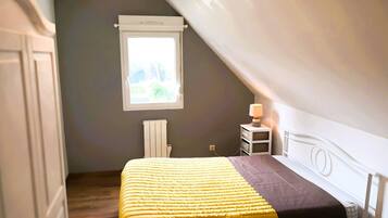 2 bedrooms, iron/ironing board, WiFi