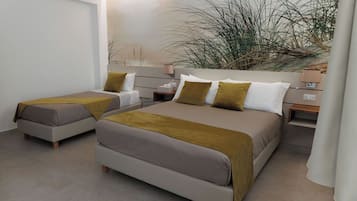 Kamar Quadruple, pemandangan kebun | Brankas, meja kerja, ruang kerja ramah laptop, dan tirai kedap cahaya