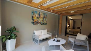 Habitación triple superior, vista al jardín | Interior